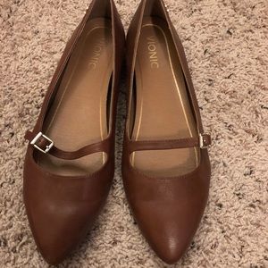Vionic brown pointed toe Mary Jane black flats. Size 9. New, never worn.